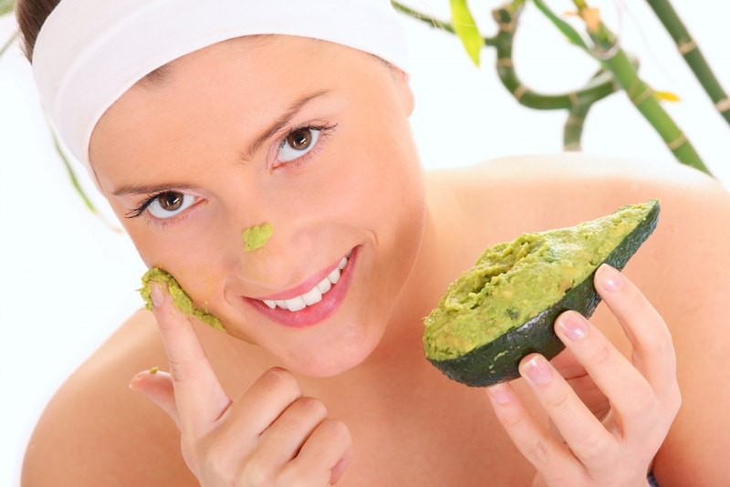 viso donna mette maschera avocado bellezza