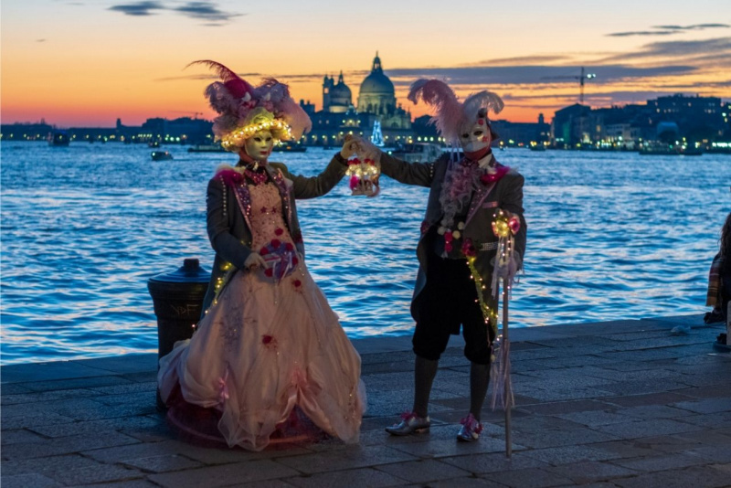 tramonto a Venezia costumi di carnevale mare
