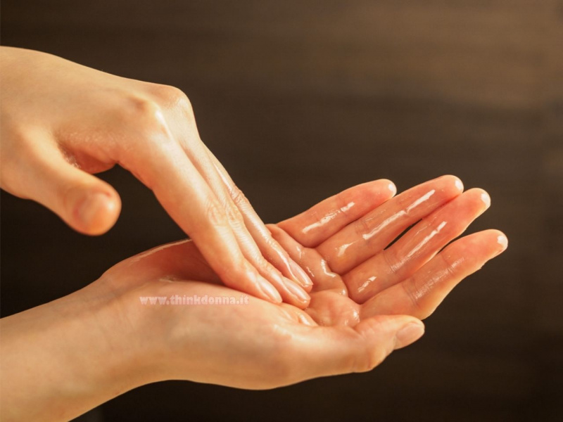 mani donna unte olio oliva massaggio