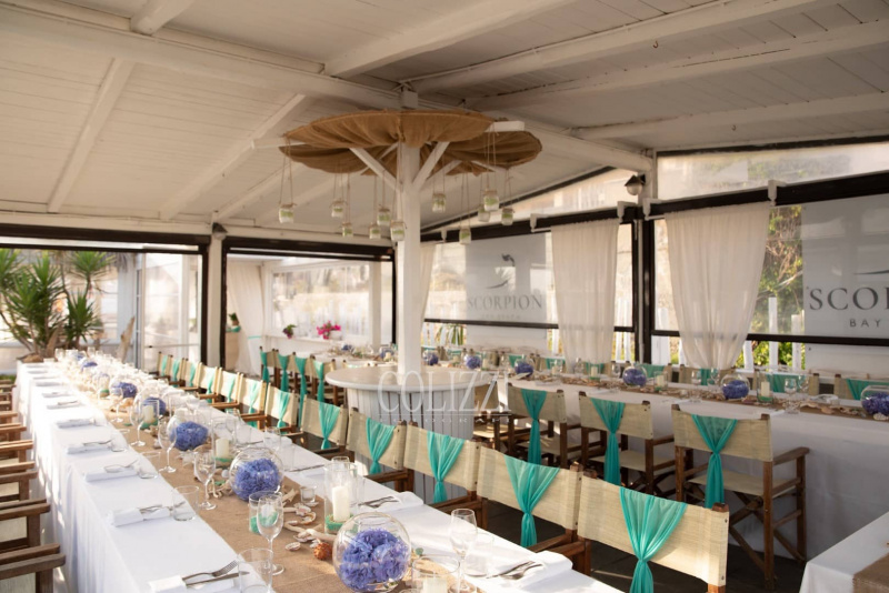 colori di un matrimonio in spiaggia tavoli location apparecchiatura banchetto nozze
