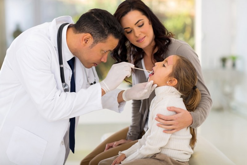medico pediatra visita bambina mal di gola 