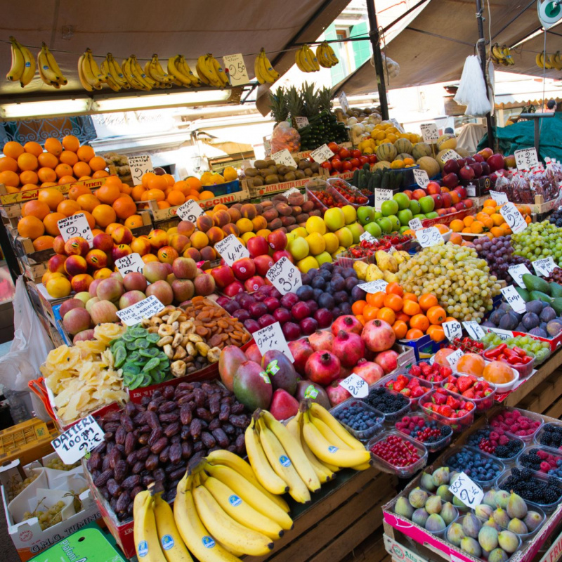bancarella mercato frutta verdura banane mele pesche arance uva fragole frutti di bosco