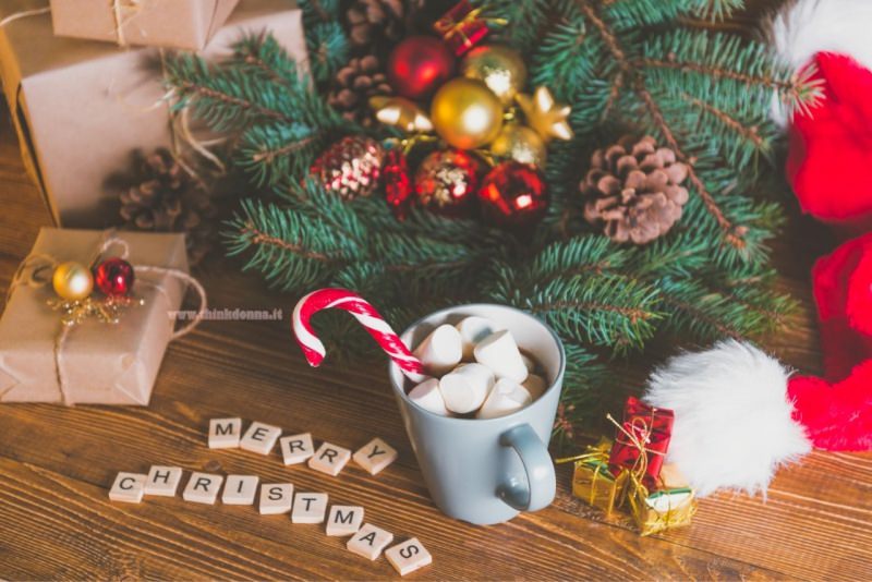 Merry Christmas regali sotto albero di Natale tazza cioccolato calda 