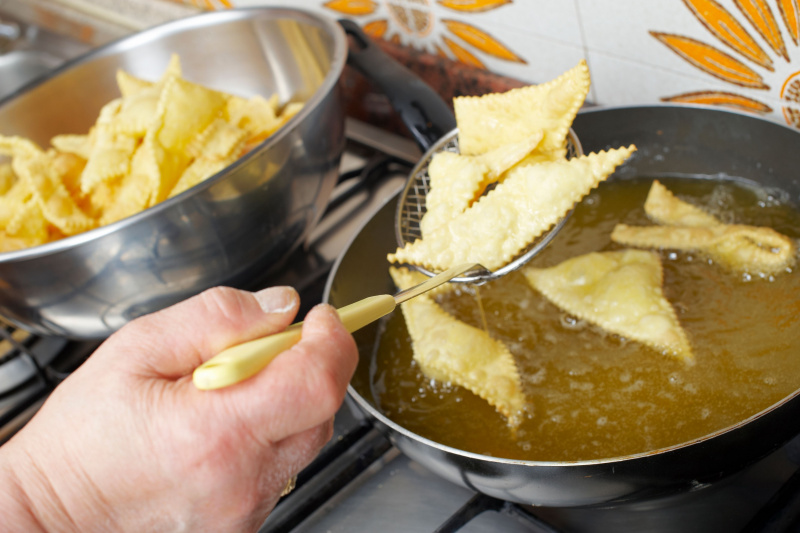 preparazione sfrappole chiacchiere frittura