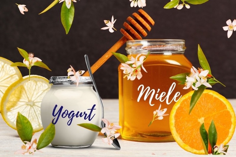 composizione barattolo miele vasetto yogurt spargimiele cucchiaino fiori zagara fette limone e arancia