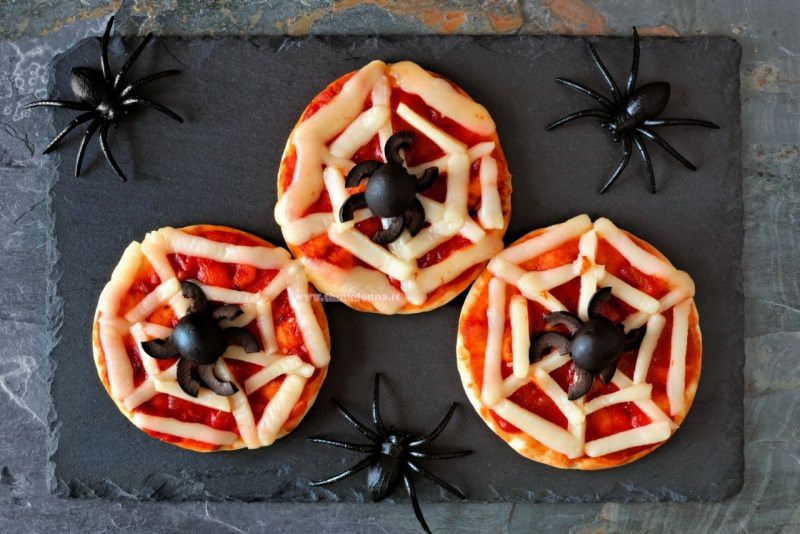 mini pizza mummia con ragni su lastra di ardesia ricetta halloween