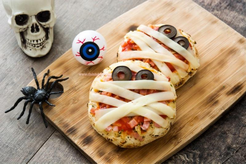 mini pizza mummia ricetta halloween teschio ragno bulbo oculare