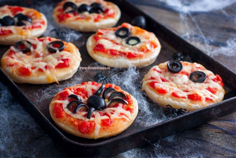 mini pizza ragno ricetta halloween teglia ragnatela