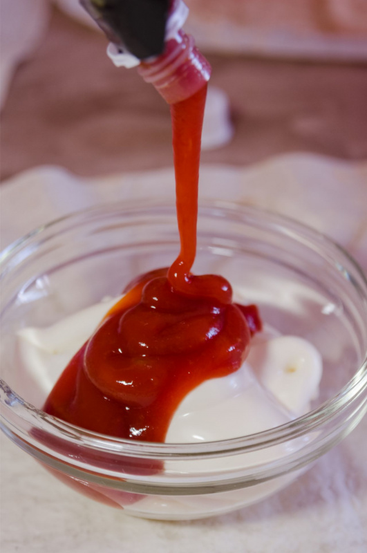 preparazione salsa rosa con ketchup e maionese mescolati
