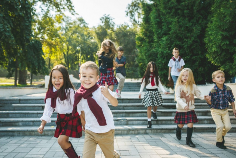 bambini e bambine corrono allegri parco all aperto