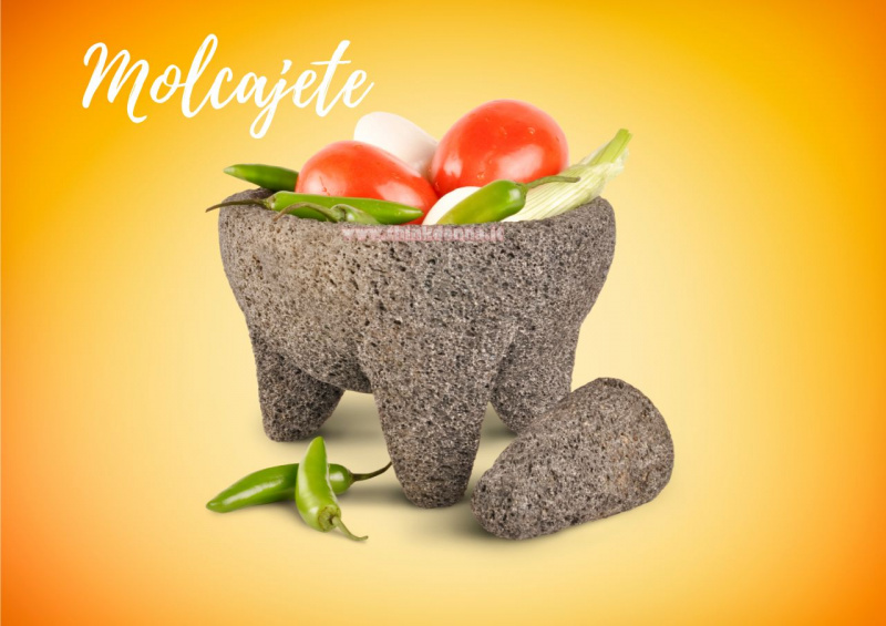 preparazione guacamole con molcajiete mortaio tipico tradizionale Messico peperoncino pomodoro