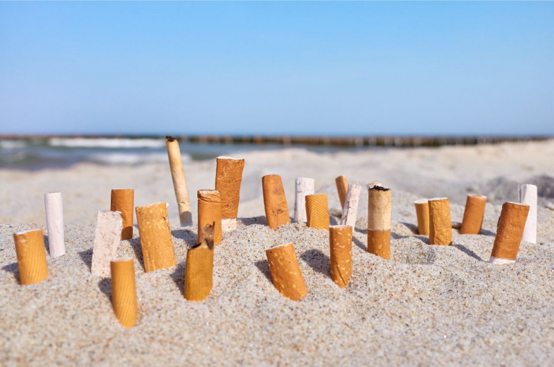 pericoli sabbia con mozzicone sigaretta 