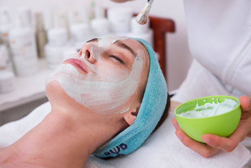 giovane donna centro benessere spa maschera viso cura di bellezza relax