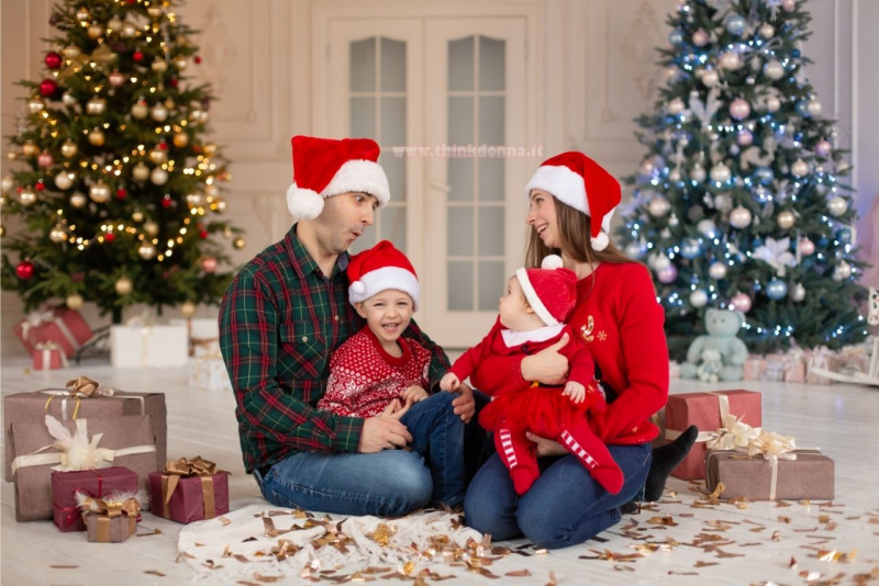 due alberi natale soggiorno pap uomo mamma donna bambino figlio bambina beb figlia pacchi regalo