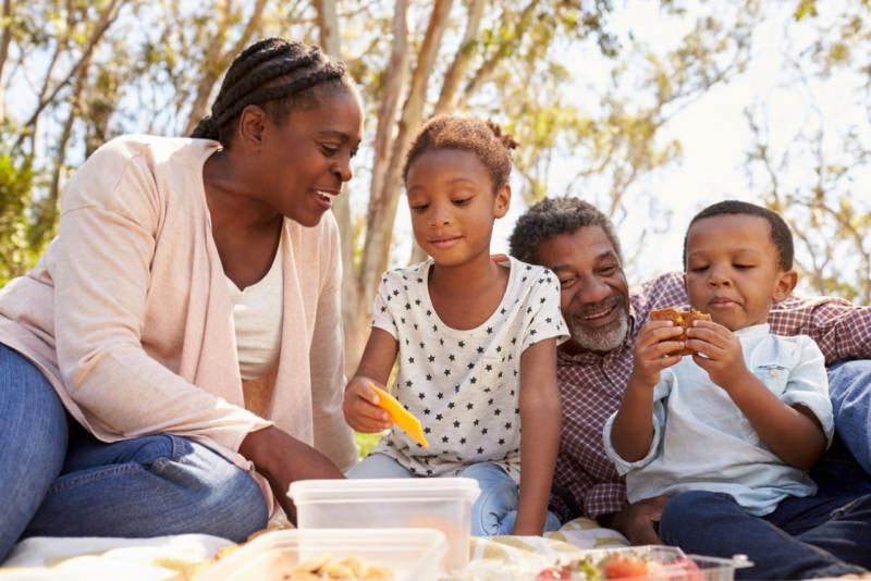 nonni fanno pic nic con i nipoti al parco