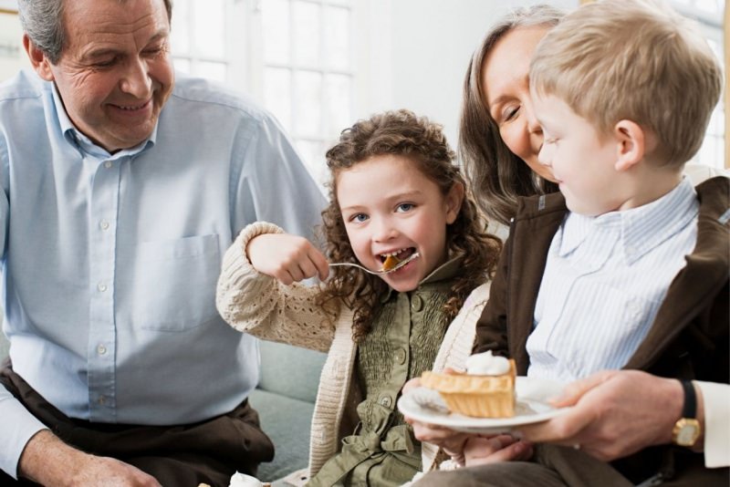 nonni e nipotini mangiano dolci 