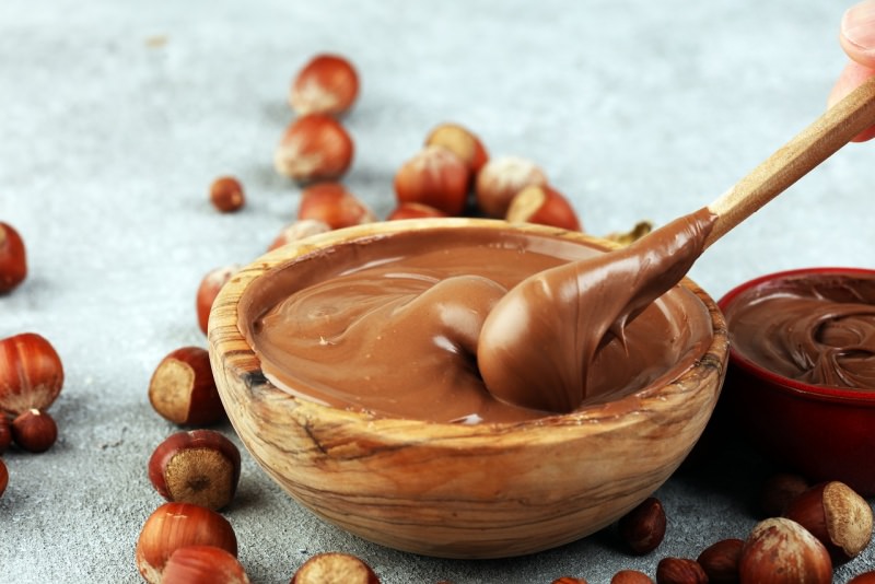 crema cioccolato nocciole nutella ciotola cucchiaio di legno