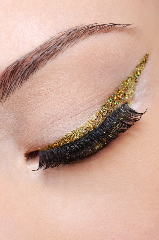 trucco occhio eyeliner oro glitter dorato eyeliner