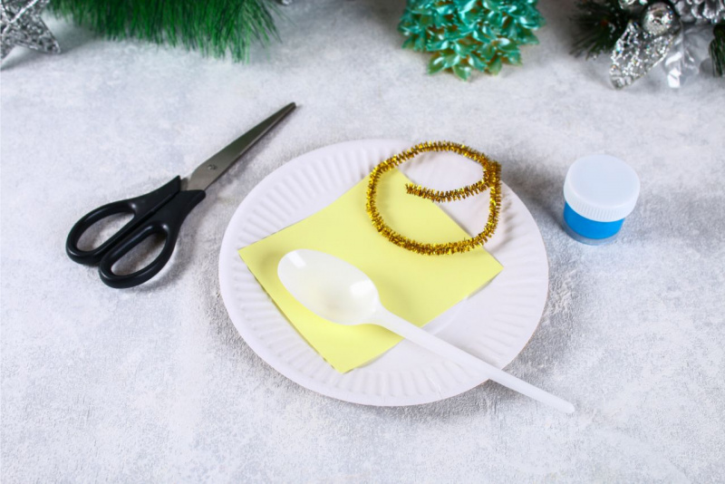 piatto di carta bianca cucchiaio di plastica bianco filo di ciniglia scovolino oro post it foglietto giallo forbici