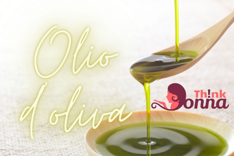 olio di oliva cucchiaio e piattino legno