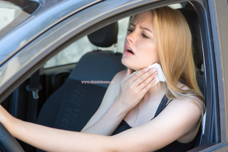 giovane donna capelli biondi lisci dentro auto troppo caldo ondata di calore salvietta umidificata