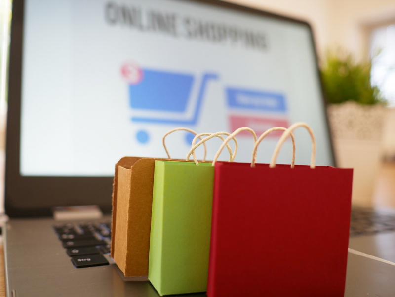 concetto shopping online laptop schermo borse bag tastiera