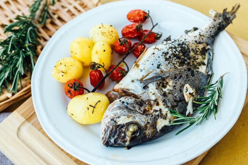 orata al forno patate pomodorini ciliegino secondo piatto pronto