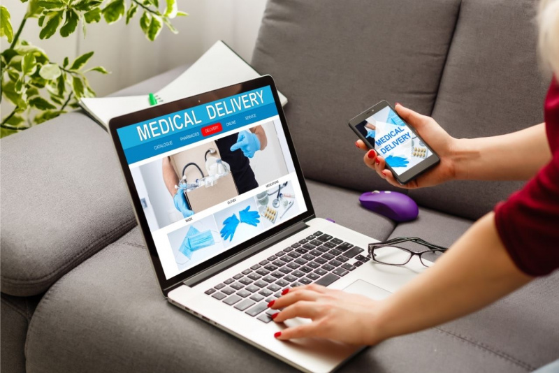 ordinare farmaci online laptop divano carta credito smartphone