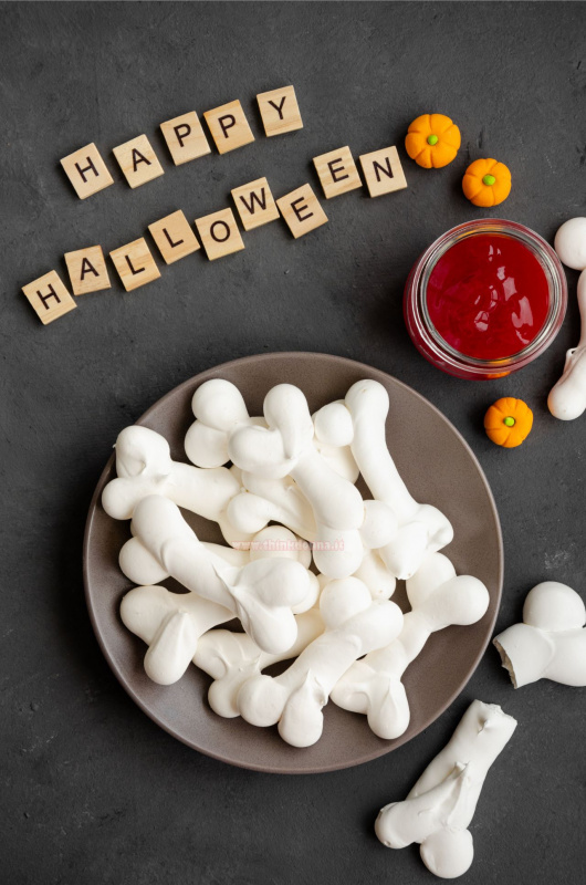 scritta happy halloween legno zucche ciotola marmellata rossa ossa di morti fatti di meringa