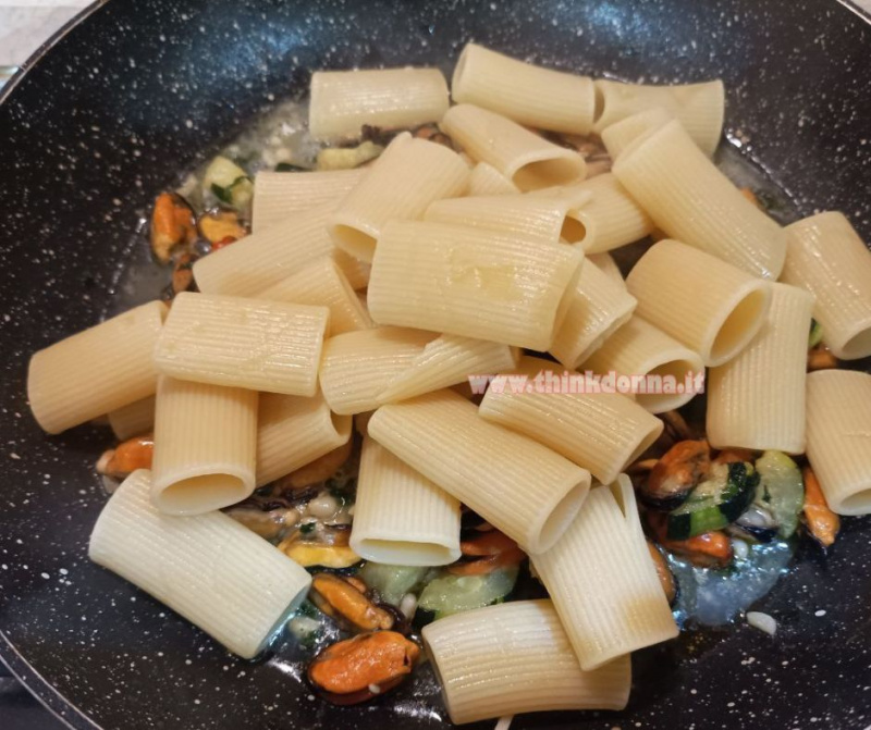 padella con paccheri rigati sugo cozze zucchina 