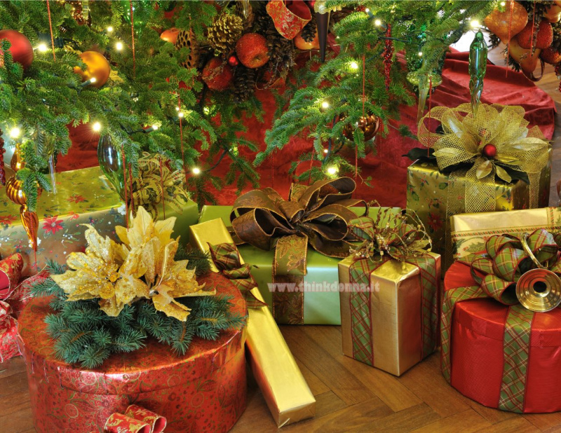 albero di Natale rami verdi palla oro rossa luci led pacco regalo nastri fiocco belle decorazioni natalizie