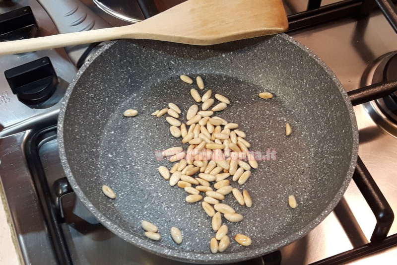 tostatura pinoli padella antiaderente mestolo legno