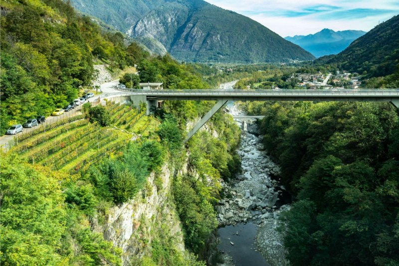 natura corso acqua fiume lungo la Val Vigezzo ferrovia vigezzina
