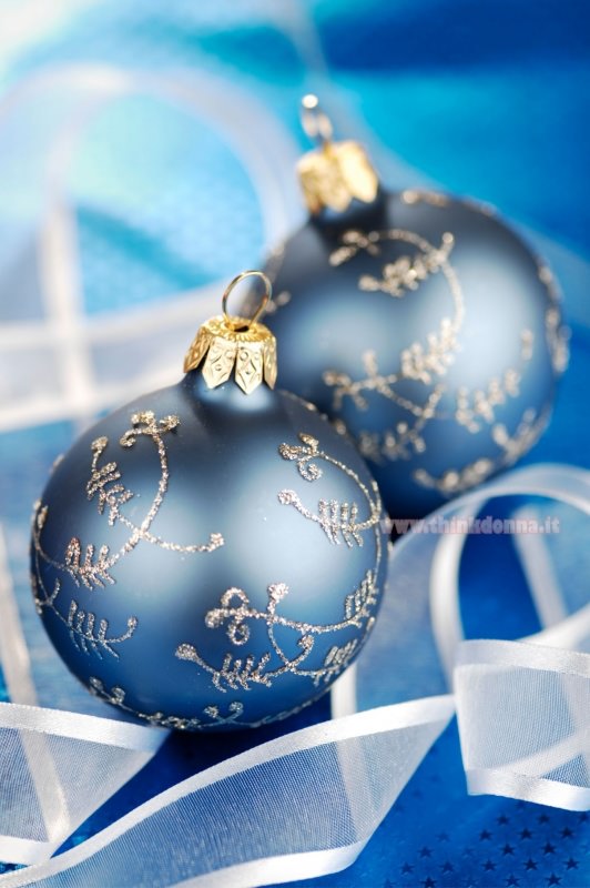 palline di natale decorazione natalizia blu navy rilievo argento glitter nastro bianco