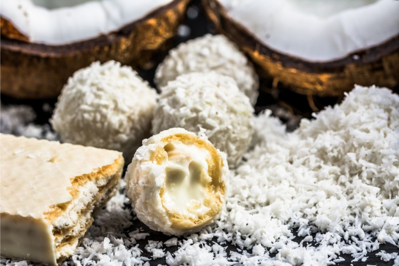 cioccolatini tipo Raffaello cocco cioccolato bianco mandorla wafer alla vaniglia