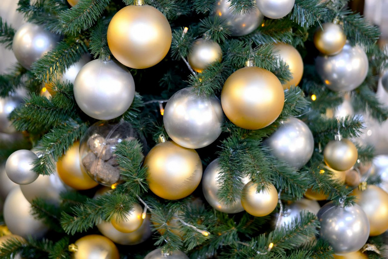 decorazioni albero di Natale rami verdi sfere silver gold oro argento