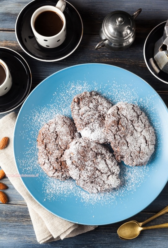 biscotti pan dei morti piatto azzurro tazzina caff zuccheriera moka cucchiaini dorati