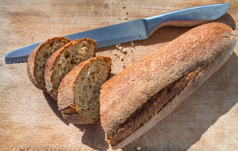 pane casereccio sicilia su tagliere di legno coltello