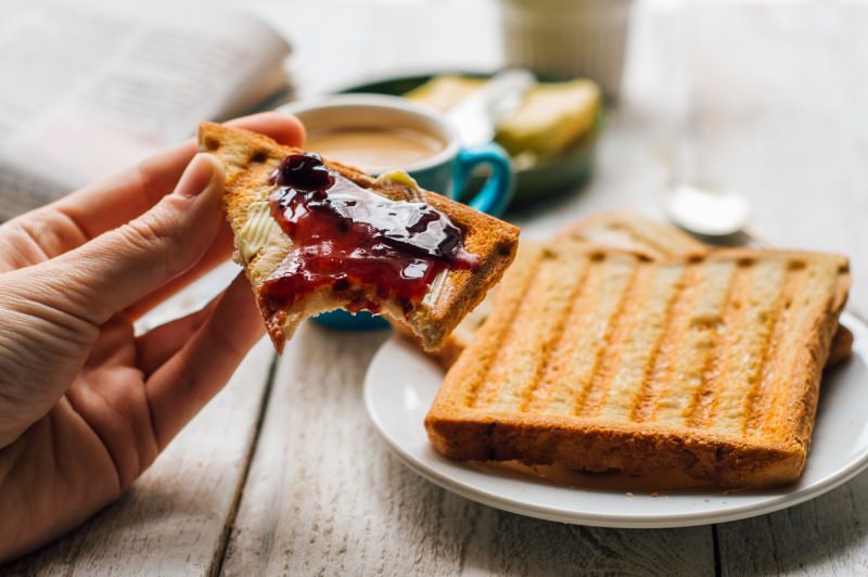 pane tostato con burro marmellata tazzina caff