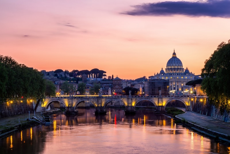 vista su Roma fiume Tevere Basilica di San Pietro al tramonto