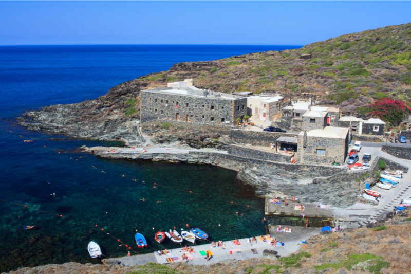 mare cala Tramontana isola Pantelleria cielo azzurro