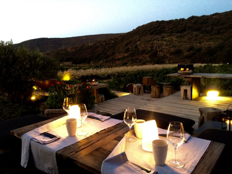 cena all'aperto sera Pantelleria luci tavoli legno rustico