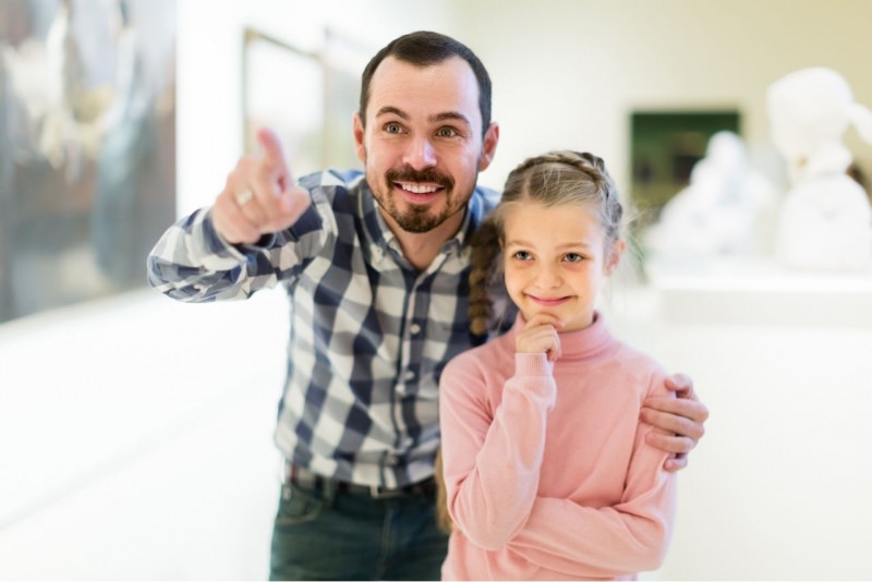 pap e figlia bambina al museo arte quadri