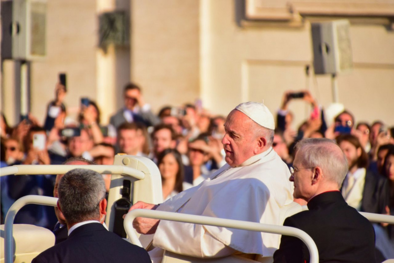 Papa Francesco passa tra la folla sulla papa mobile