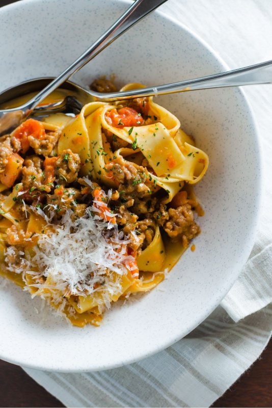 pappardelle salsiccia piccante e peperoni piatto pronto parmigiano reggiano