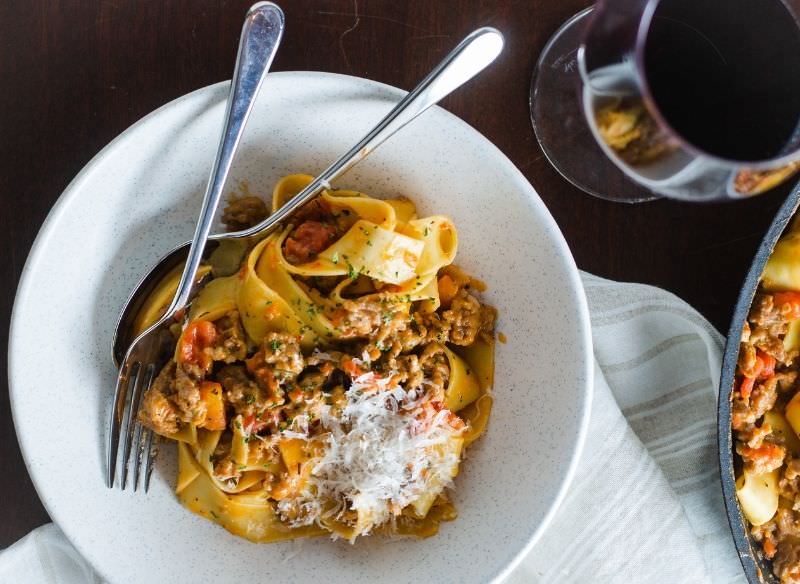 pappardelle salsiccia piccante e peperoni piatto pronto forchette formaggio grattugiato