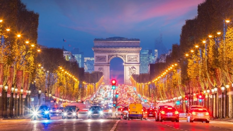 Parigi Champs Elyses luci Arco di Trionfo