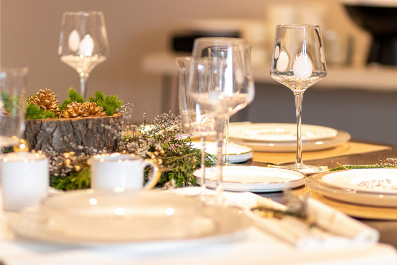 apparecchiatura natalizia stile rustico nordico scandinavo candele bianche posto a tavola piatti posate calici