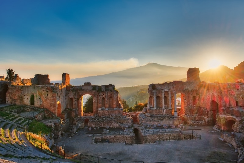 teatro greco romano taormina sfondo Etna al tramonto sole