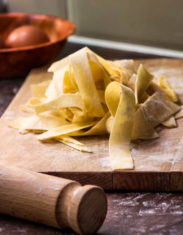 pasta fresca pappardelle su tagliere legno mattarella farina